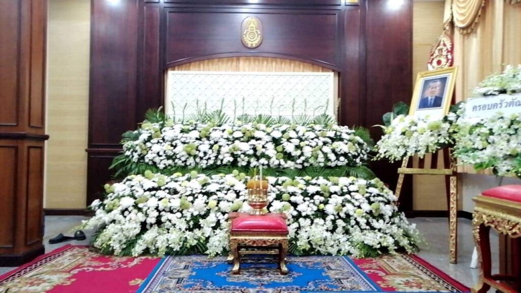 จัดดอกไม้ขาวดำ